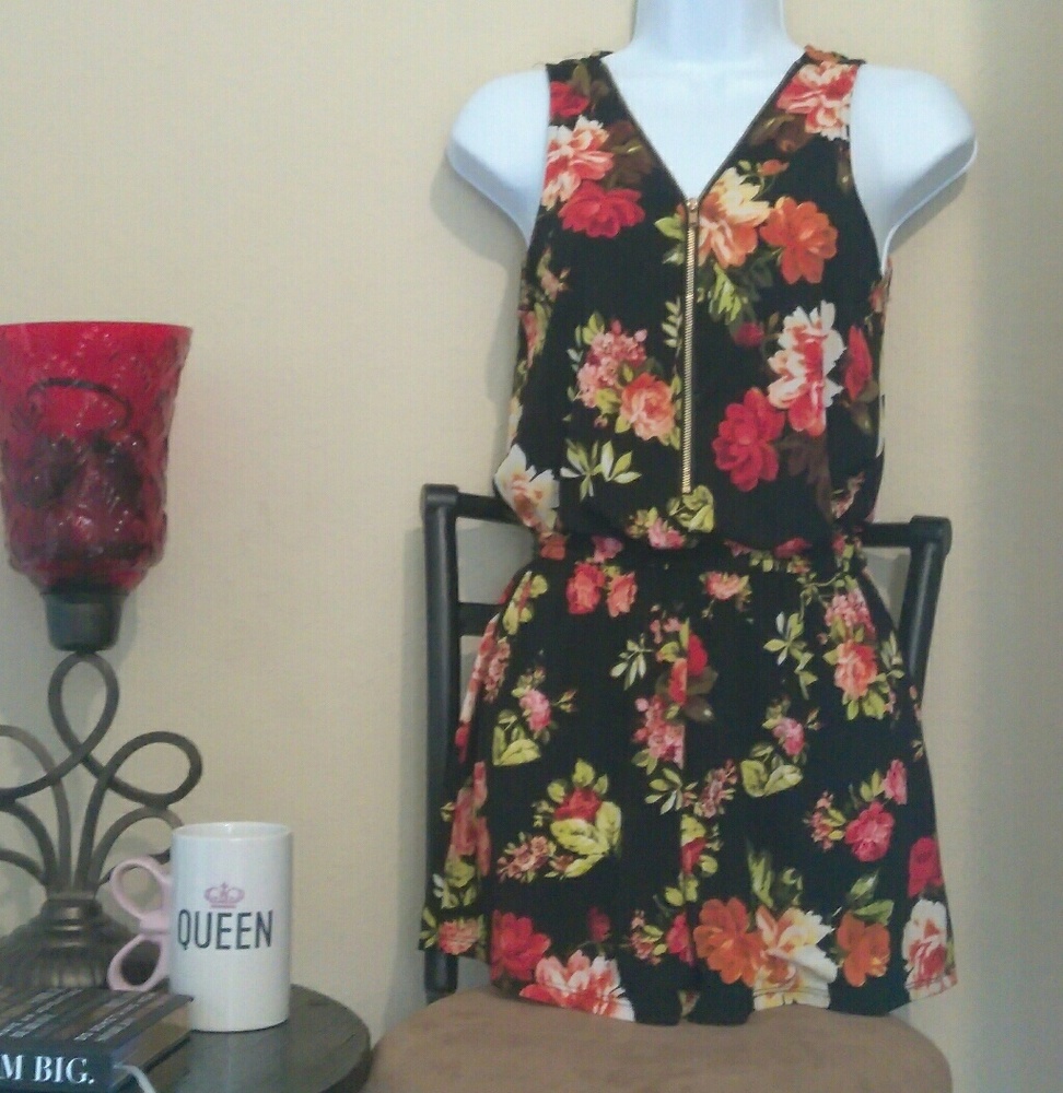 Floral romper with zipper